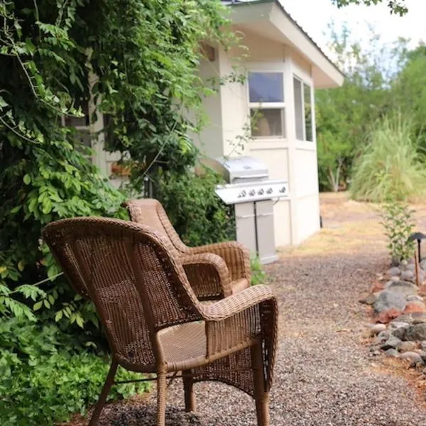13 acres Perfect for Groups! 3BR Sleeps 8-10, hotel v destinácii Cottonwood