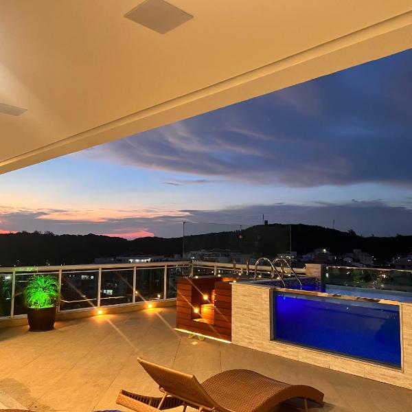 Casa com piscina de vidro
