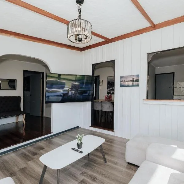 Morden 3 bedrooms house with office (Air-con), hotel di Kallangur