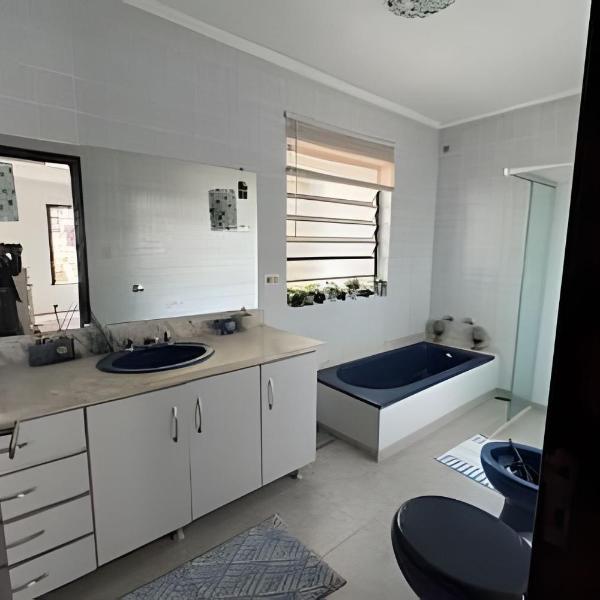 Ampla casa com 4 quartos - Foto 3
