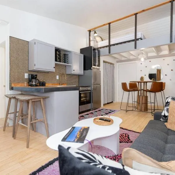 Vibrant Central Telluride Studio w Hot Tub and AC、テルライドのホテル
