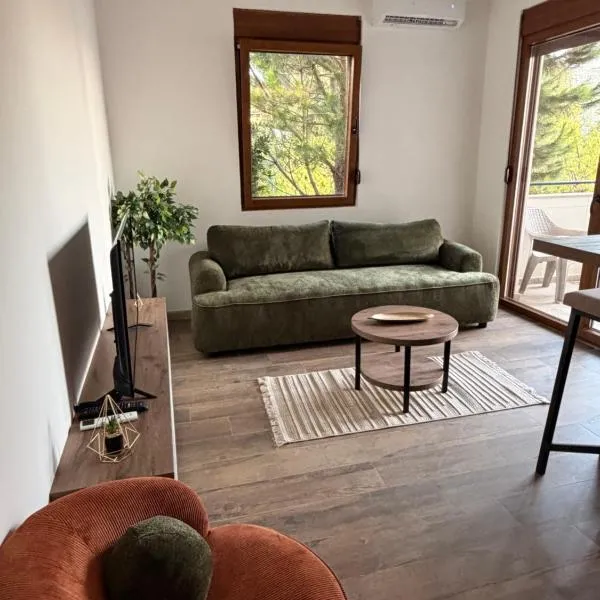 Iva Apartment, מלון בקומבור