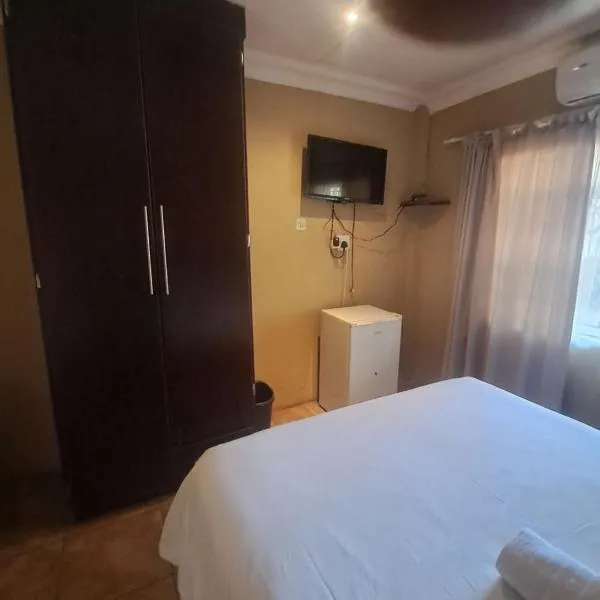 Motshewa Lodge، فندق في تزانين