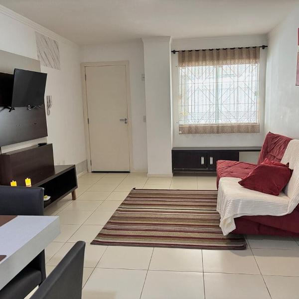 Casal em Bombinhas, localização privilegiada, apenas 50m do mar, com enxoval incluso, apto completo