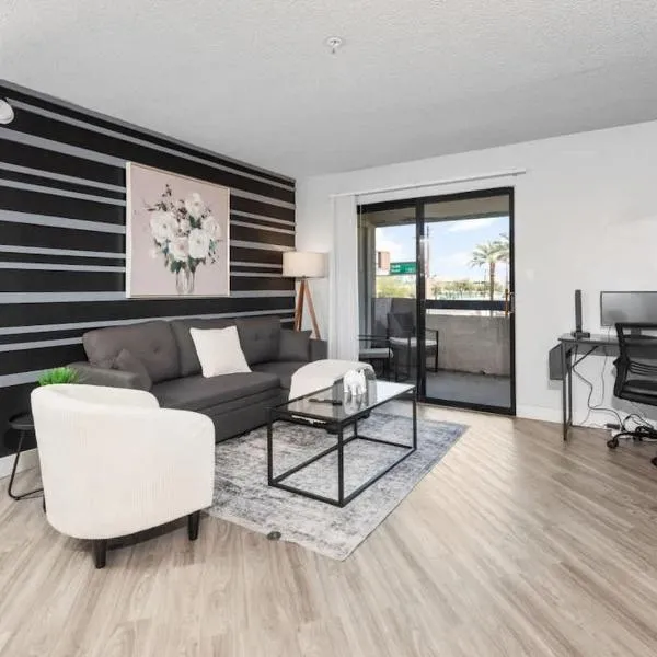 Chill 2BR Near ASU, Pool, Grill, Parking,Pet Frndly, hotel en Tempe