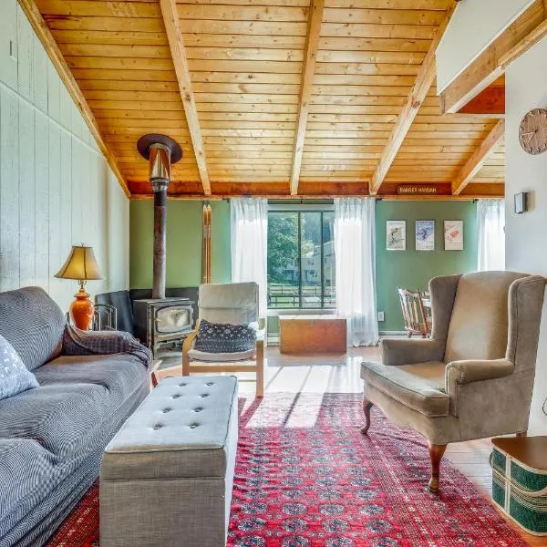Unique Thornton Townhome: Swim, Ski, & Hike!, hotel a Thornton