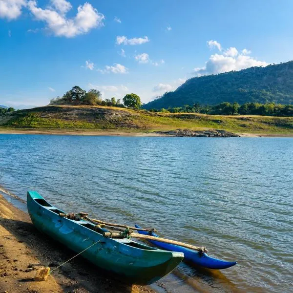 Elee Villa - Waterfront Retreat with Victoria Reservoir & Mountain Views, hotel u gradu 'Teldeniya'
