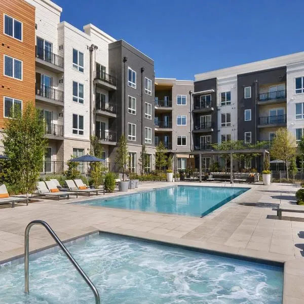 2BR 2BA Condo in Marina Del Rey - 5 Star Location - 15 min to LAX Airport, hotel in Marina del Rey