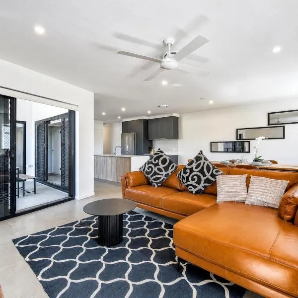 3BR Top Floor Apartment with Parking, EV friendly & Views Brisbane South, hotel in Brisbane
