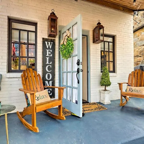 1940's Historic Bungalow with King Bed and Pet Friendly, hotel in Blue Ridge