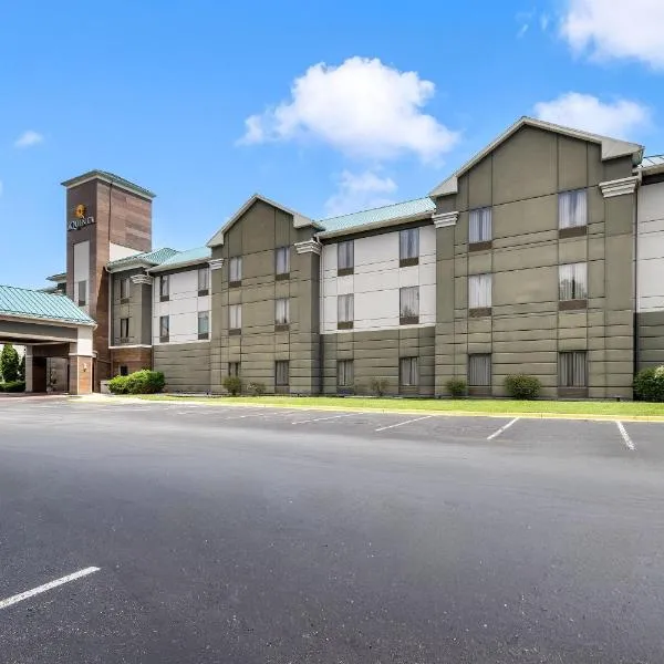 La Quinta Inn & Suites by Wyndham Louisville East, hotel en Louisville
