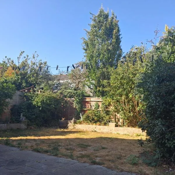 Home from home Single or double room Netflix or Virgin TV Wifi & free parking, hotel in Poole