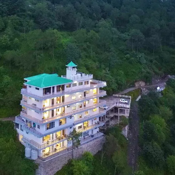 Red and Blue Apartments by grotto peace, hotell i Kasauli