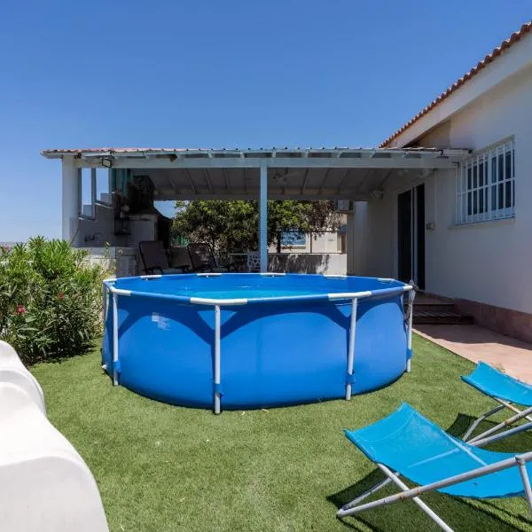 Beachside 3BR Villa with Garden & BBQ in Pervolia, hotel v destinácii Perivolia