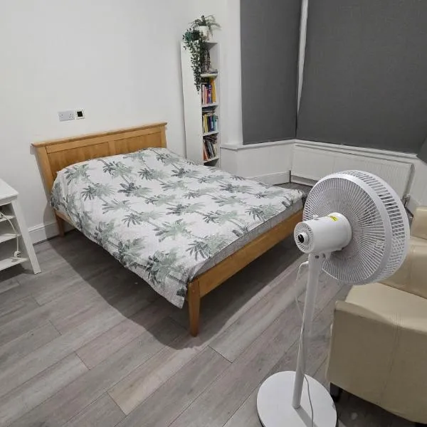 Double Room Ground Floor Edmonton Green, London N9, hotel en Edmonton