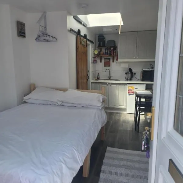 Sunset Place, hotel in Lower Boscaswell