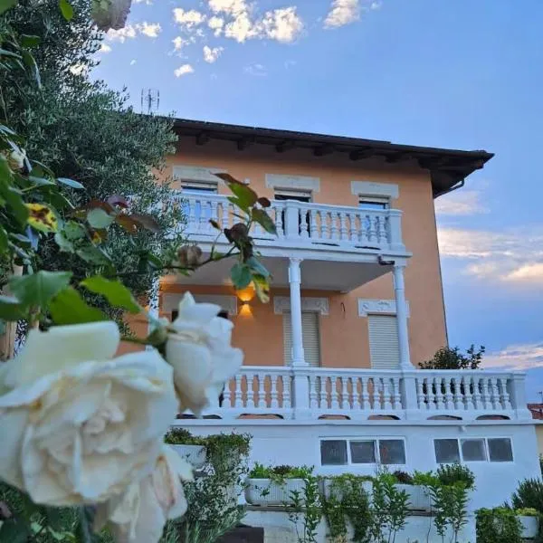 Villa Delfi โรงแรมในCastagnito