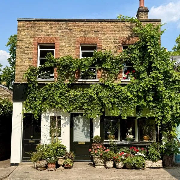 Refurbished flat in stunning coach house, hotel in London