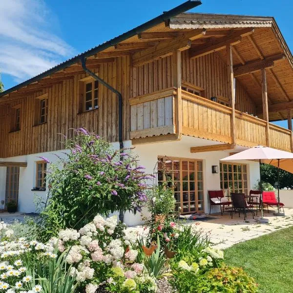 CHIEMSEE MOUNTAIN LODGE - adults only - Eleganz auf 95qm - Traumblick - XL-Balkon - Privatsphäre, hotel u gradu 'Bernau am Chiemsee'