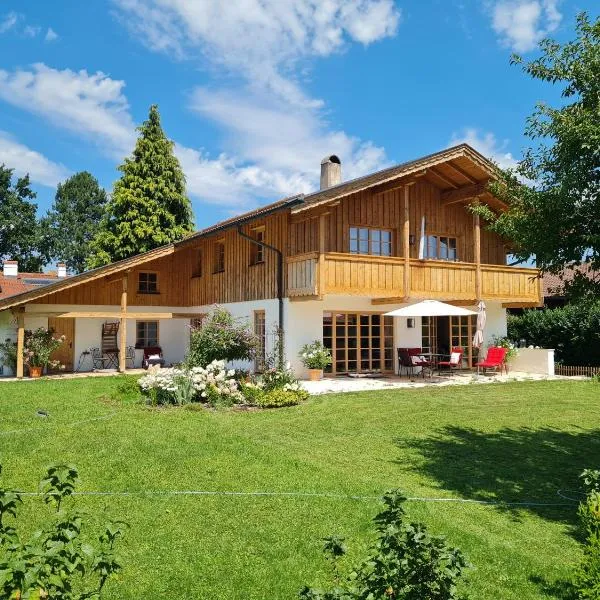 CHIEMSEE MOUNTAIN LODGE - adults only - Eleganz auf 95qm - Traumblick - XL-Balkon - Privatsphäre, hotelli kohteessa Bernau am Chiemsee
