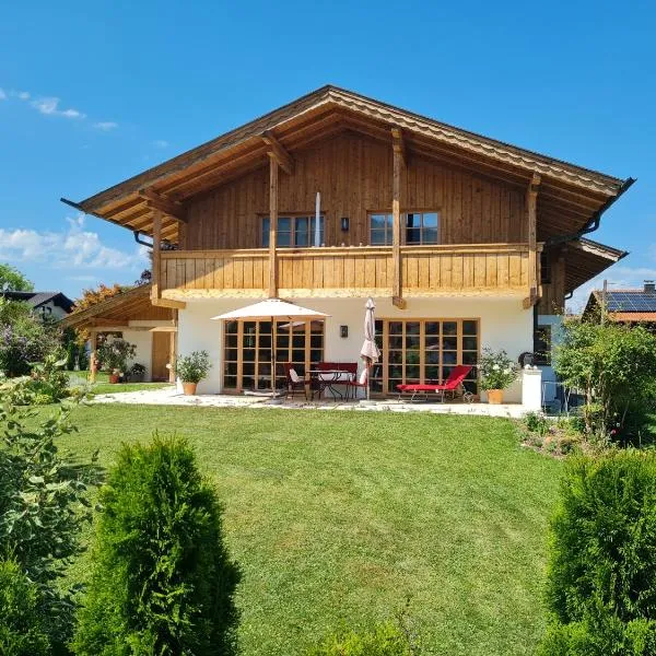CHIEMSEE MOUNTAIN LODGE - adults only - Eleganz auf 95qm - Traumblick - XL-Balkon - Privatsphäre, hotelli kohteessa Bernau am Chiemsee