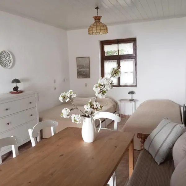 Cosy Guest House by the Beach, hotel di Chorefto