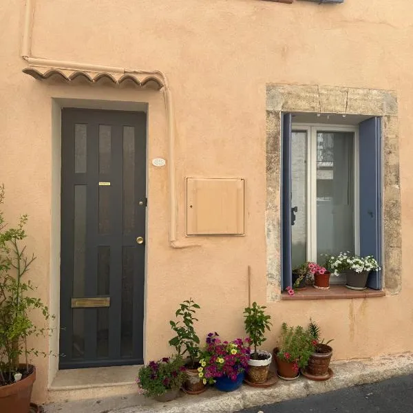 Provençal Studio with Private Entrance, hotel v destinácii La Verdière