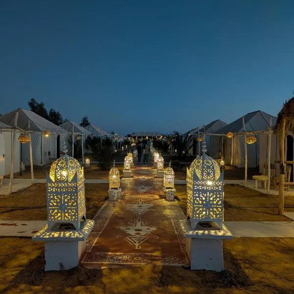 Dari Desert Luxury Camp, отель в городе Adrouine