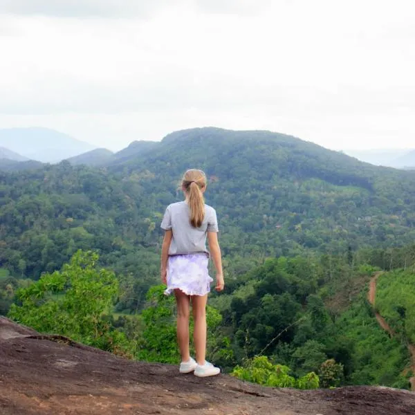 The Forest villa -Entire Upper Floor With Nature Trails, hotel in Rambukkana