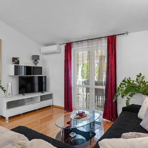 Family Apartment Poreč، فندق في بوريتش
