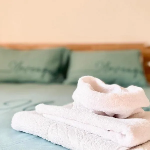 BorgoLuce Spacious Apt - FREE Parking - Near Airport & Center, хотел в Бергамо