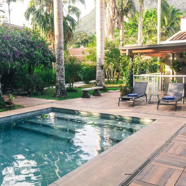 Casas das Palmeiras com Piscina Aquecida, 4 Suítes, Cond 50m da Praia em Caraguatatuba
