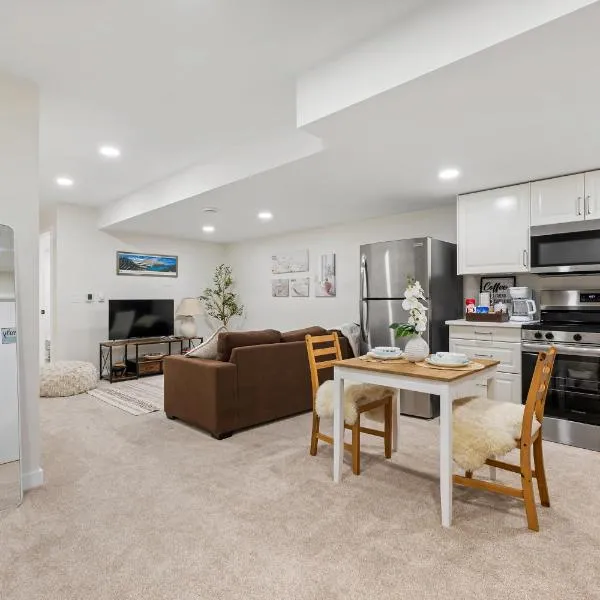 Pristine Suite Near Fish Creek Park & Horse Events & Fast WiFi & Workspace, hotel a Calgary