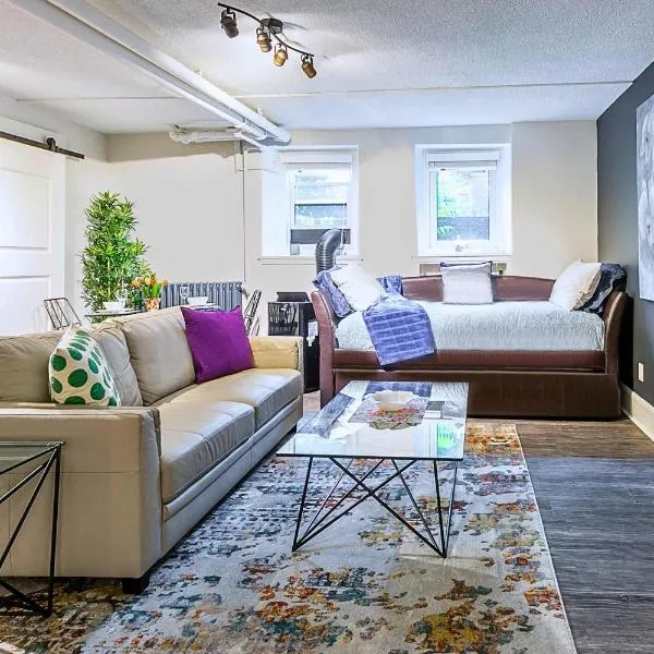 Modern Apartment in a Trendy Neighbourhood, hotel in Hamilton