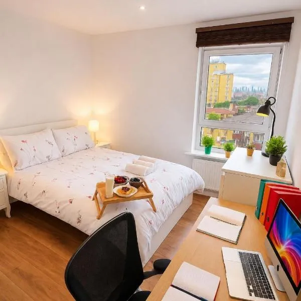 Luxury Penthouse Balcony Flat - 5 Min to Canary Wharf - Prime Long Stays, hotel u Londonu