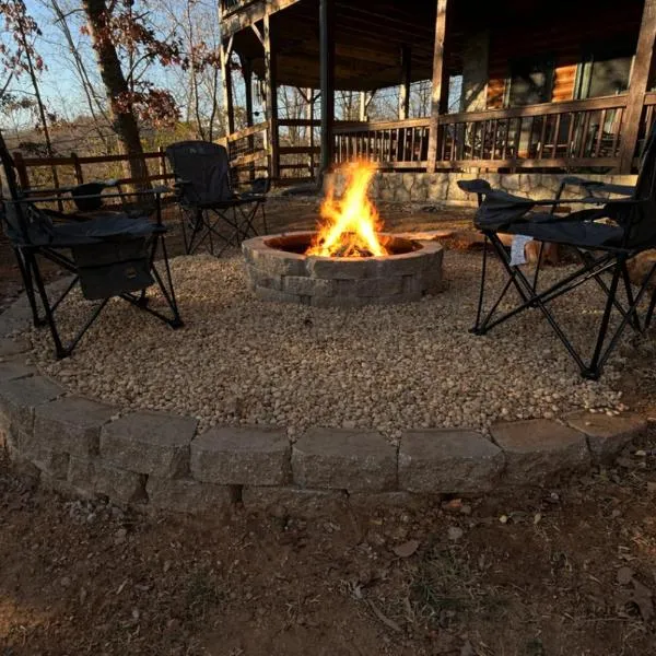 4BR/3BA | Hot Tub | Pool Table | Views | Pets ok, hotel in Blue Ridge