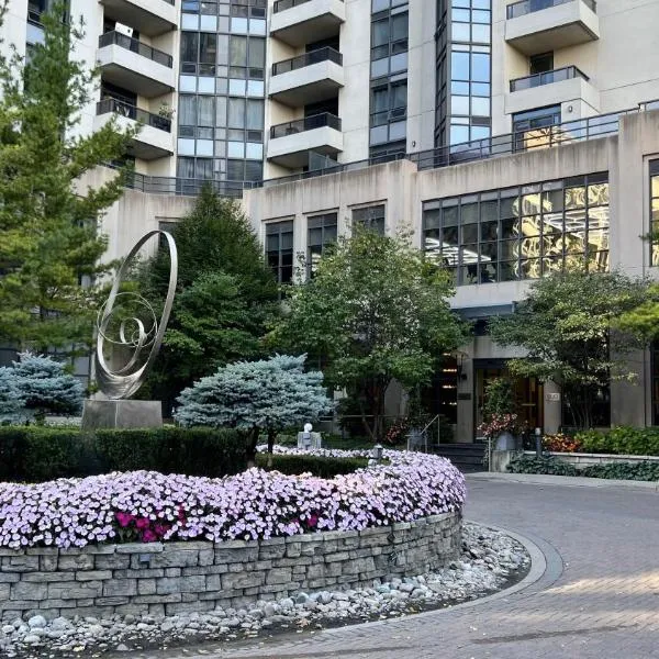 Home stay - Room with Yonge Street view and 3 Star Hotel Amenities、トロントのホテル