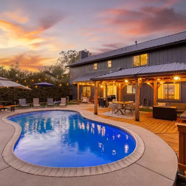Timeless-Texas-Inn - Heated Pool Oasis & Lux Vibe, hotel v mestu Round Rock