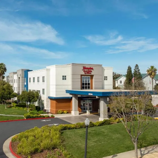 Hampton Inn & Suites Sacramento-Airport-Natomas, хотел в Сакременто