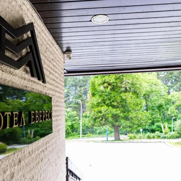 Everest Hotel، فندق في إيتروبوليه