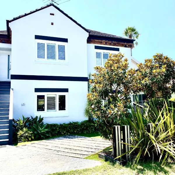 Manly Beach family retreat plus rare onsite parking, hotel u Sydneyju