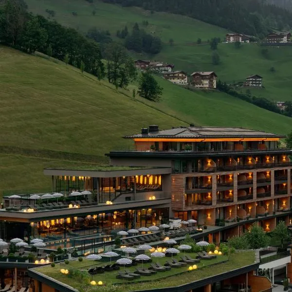 DAS EDELWEISS - Salzburg Mountain Resort, hotelli kohteessa Grossarl