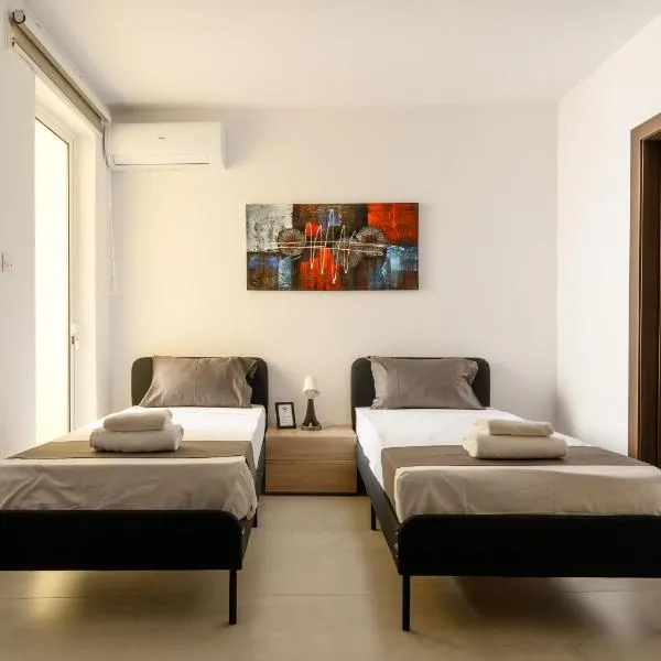 F41 Private room ensuite shared flat, hotel di Il-Gżira