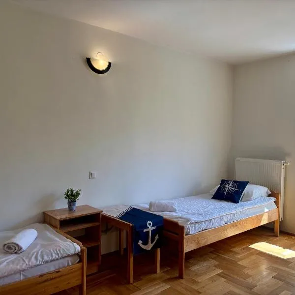 Hostel Dom w Jastrzębiej Górze: Jastrzębia Góra şehrinde bir otel