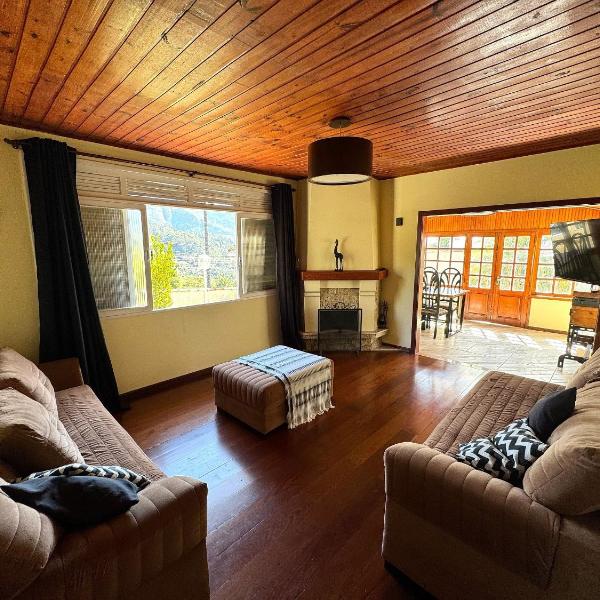Casa com Piscina, Lareira e Churrasqueira