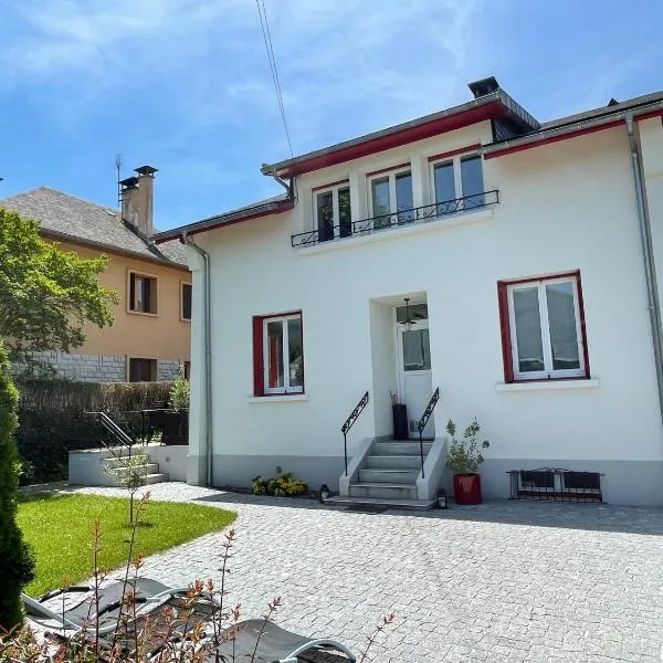 Homestay bedroom, shared kitchen and living room, hotel a Argelès-Gazost