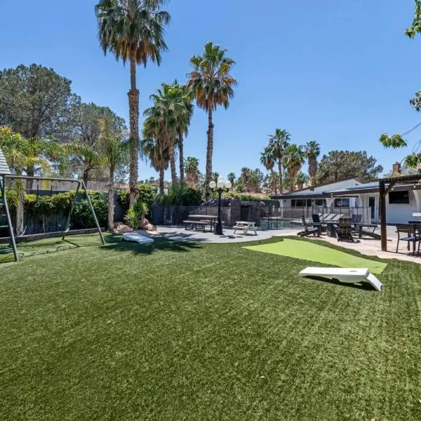 Luxury Villa, with bonus pool house, Private Pool, Hot tub, rock water fall and slide, putting green, basketball, shuffle board, play gym, privately gated on circular driveway., hotel in Las Vegas