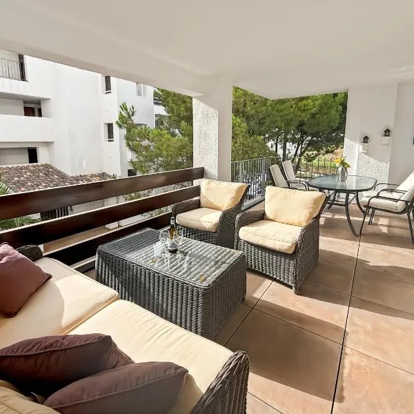 Amplio piso con parking y piscina cerca del mar, hotel in La Cala de Mijas