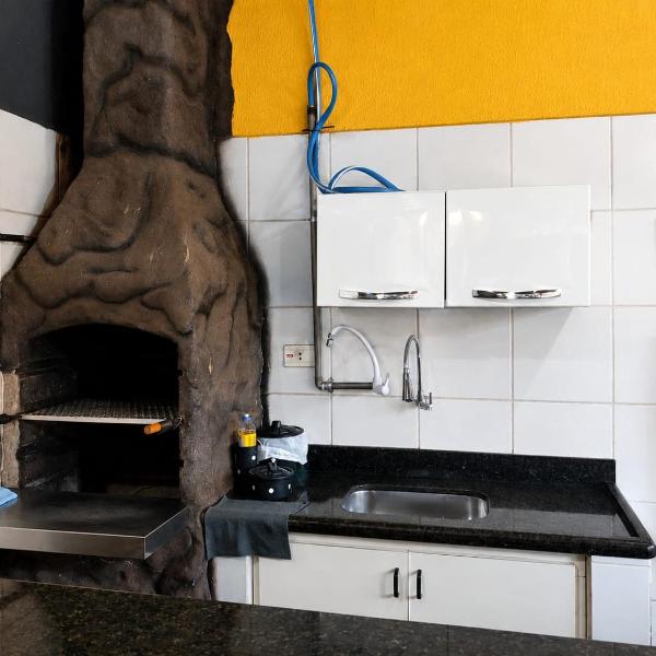 casa de temporada em Caldas Novas Go, com piscina de aquecimento solar e elétrico com , 4 quartos sendo 3 com ar condicionado e 3 banheiros , garagem para 5 carros - Foto 3