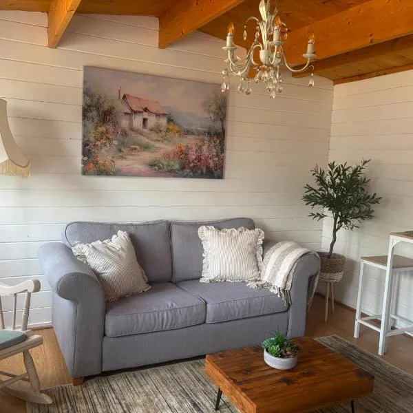 Modern Cabin with large secure garden, hotel en Old Romney